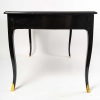 Bureau plat en bois laqué noir à double face, Époque Régence | Biron Bureau plat en bois laqué noir à double face, Époque Régence