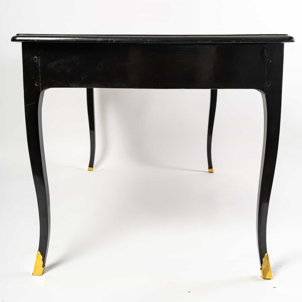 Bureau plat en bois laqué noir à double face, Époque Régence | Biron Bureau plat en bois laqué noir à double face, Époque Régence