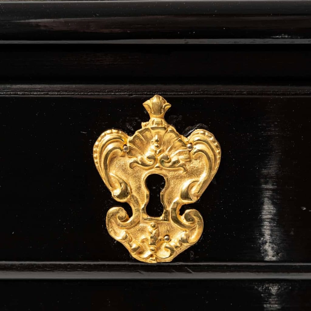 Bureau plat en bois laqué noir à double face, Époque Régence | Biron Bureau plat en bois laqué noir à double face, Époque Régence