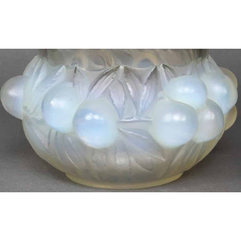 René Lalique : Vase « Prunes » Opalescent | Biron René Lalique : Vase "Prunes" Opalescent