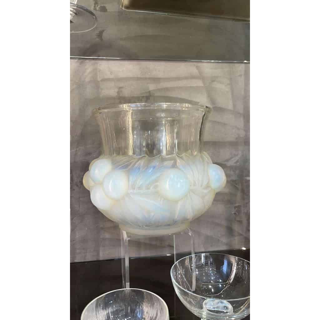 René Lalique : Vase « Prunes » Opalescent | Biron René Lalique : Vase "Prunes" Opalescent