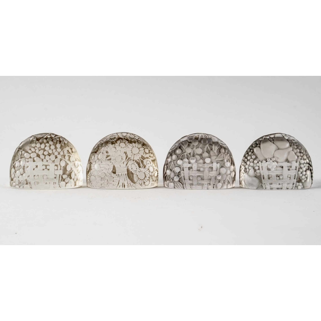 Suite de 4 porte-menus verre blanc patiné gris de René LALIQUE | Biron |||||||