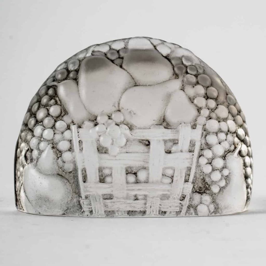 Suite de 4 porte-menus verre blanc patiné gris de René LALIQUE | Biron Suite de 4 porte-menus verre blanc patiné gris de René LALIQUE