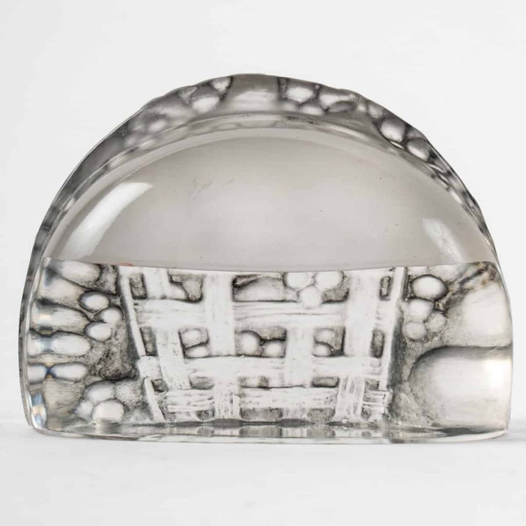Suite de 4 porte-menus verre blanc patiné gris de René LALIQUE | Biron Suite de 4 porte-menus verre blanc patiné gris de René LALIQUE