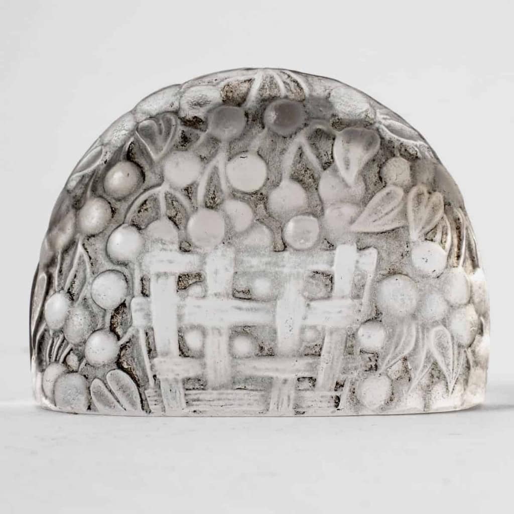 Suite de 4 porte-menus verre blanc patiné gris de René LALIQUE | Biron Suite de 4 porte-menus verre blanc patiné gris de René LALIQUE