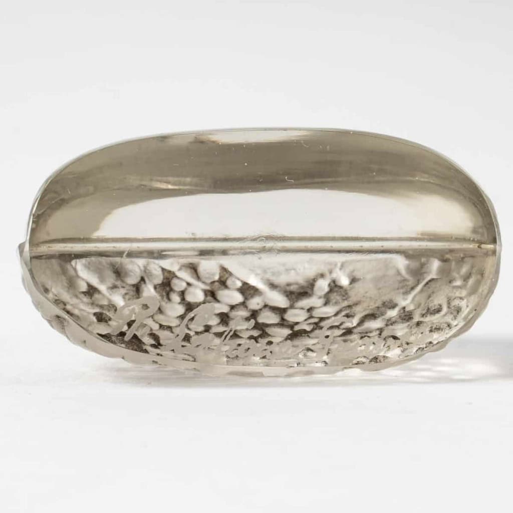 Suite de 4 porte-menus verre blanc patiné gris de René LALIQUE | Biron Suite de 4 porte-menus verre blanc patiné gris de René LALIQUE