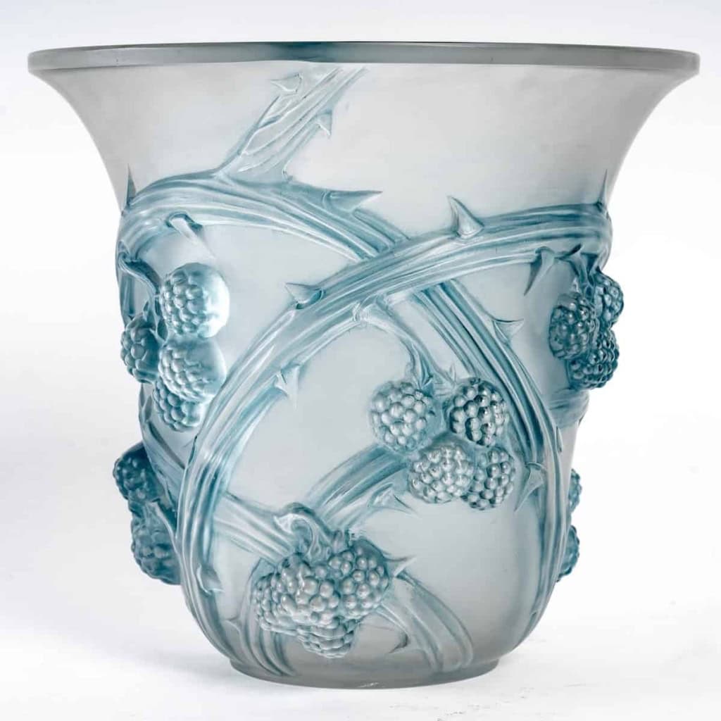 Vase « Mûres » verre blanc patiné bleu de René LALIQUE | Biron Vase "Mûres" verre blanc patiné bleu de René LALIQUE