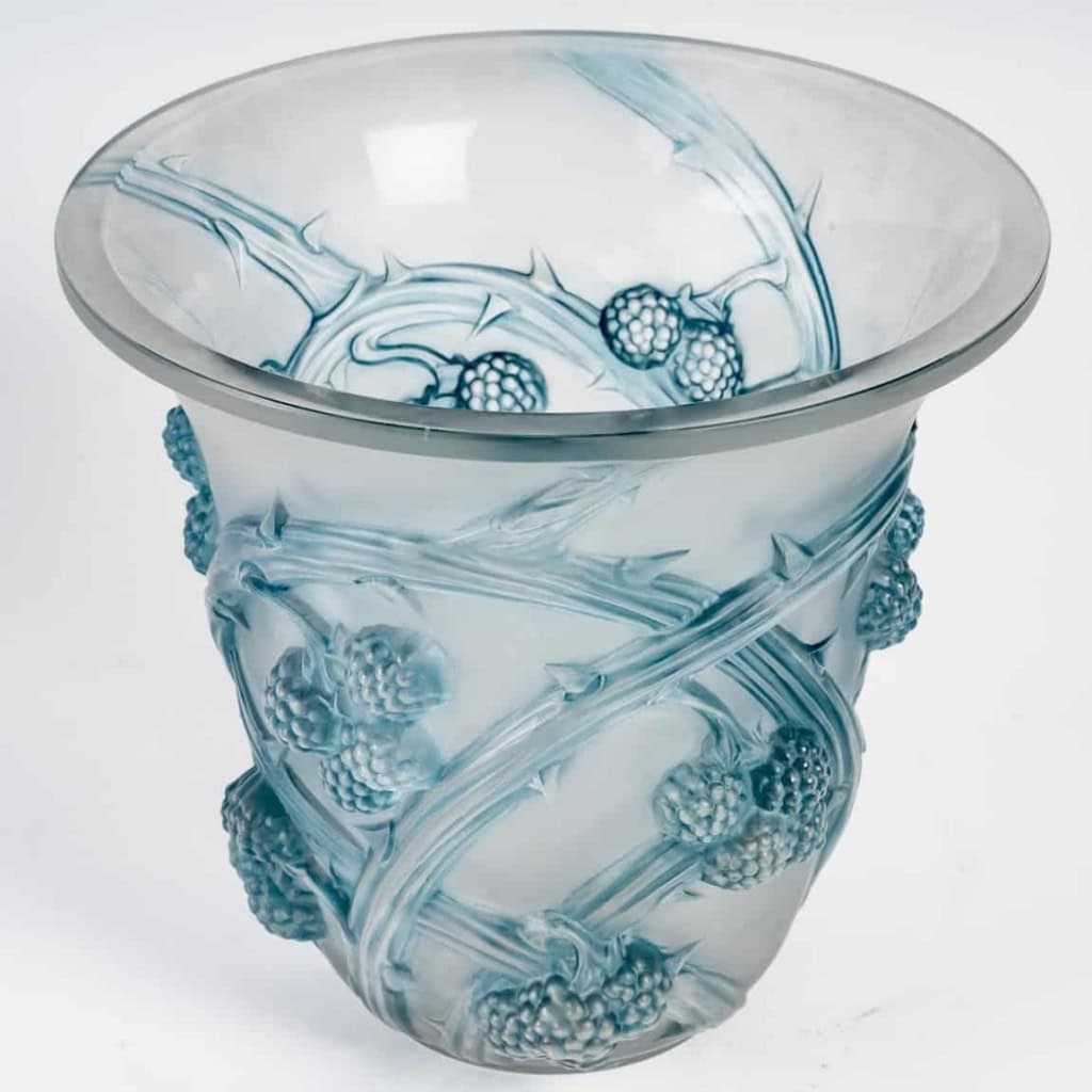 Vase « Mûres » verre blanc patiné bleu de René LALIQUE | Biron Vase "Mûres" verre blanc patiné bleu de René LALIQUE