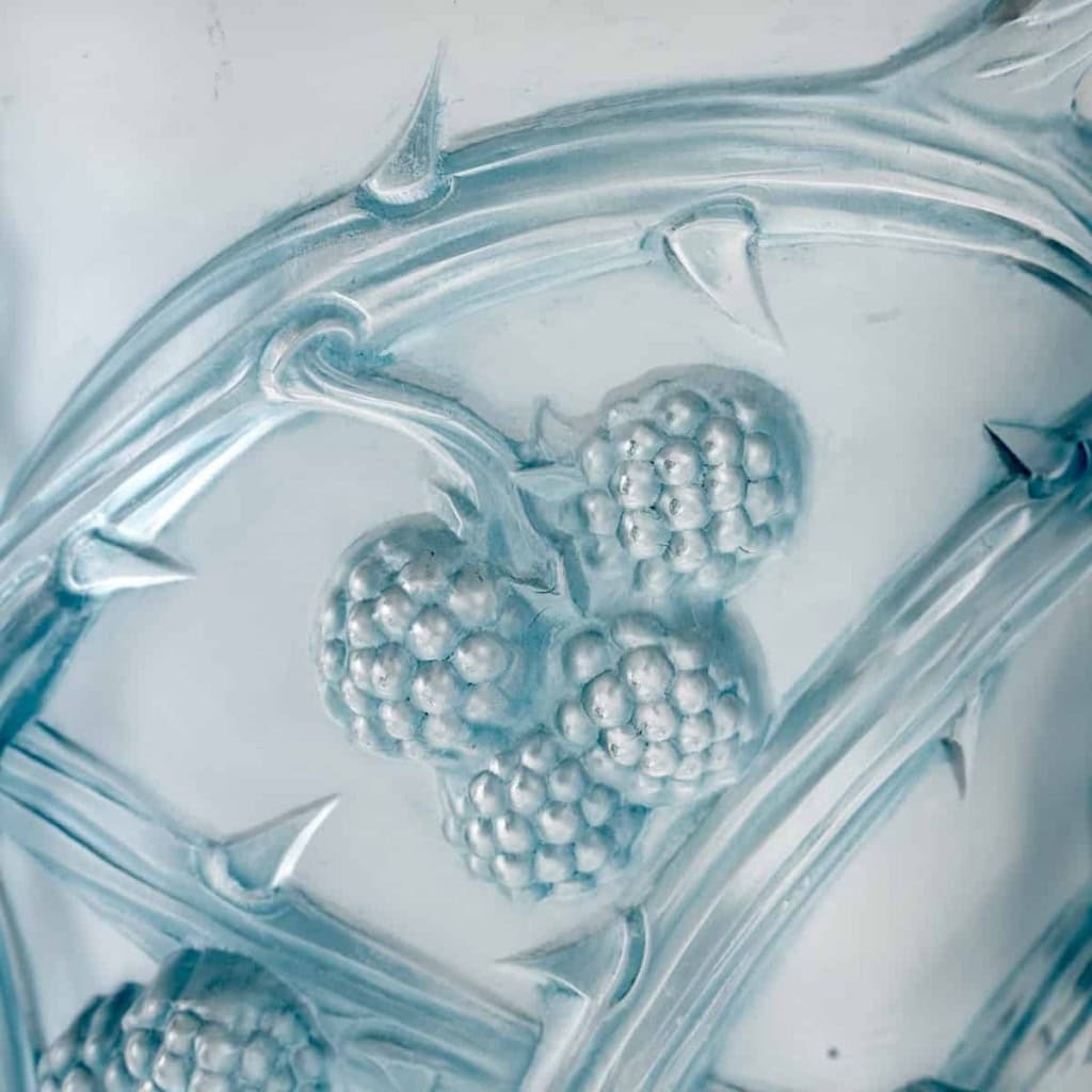 Vase « Mûres » verre blanc patiné bleu de René LALIQUE | Biron Vase "Mûres" verre blanc patiné bleu de René LALIQUE