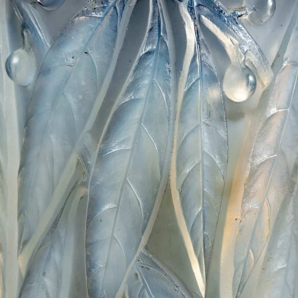 Vase « Laurier » verre opalescent de René LALIQUE | Biron Vase "Laurier" verre opalescent de René LALIQUE