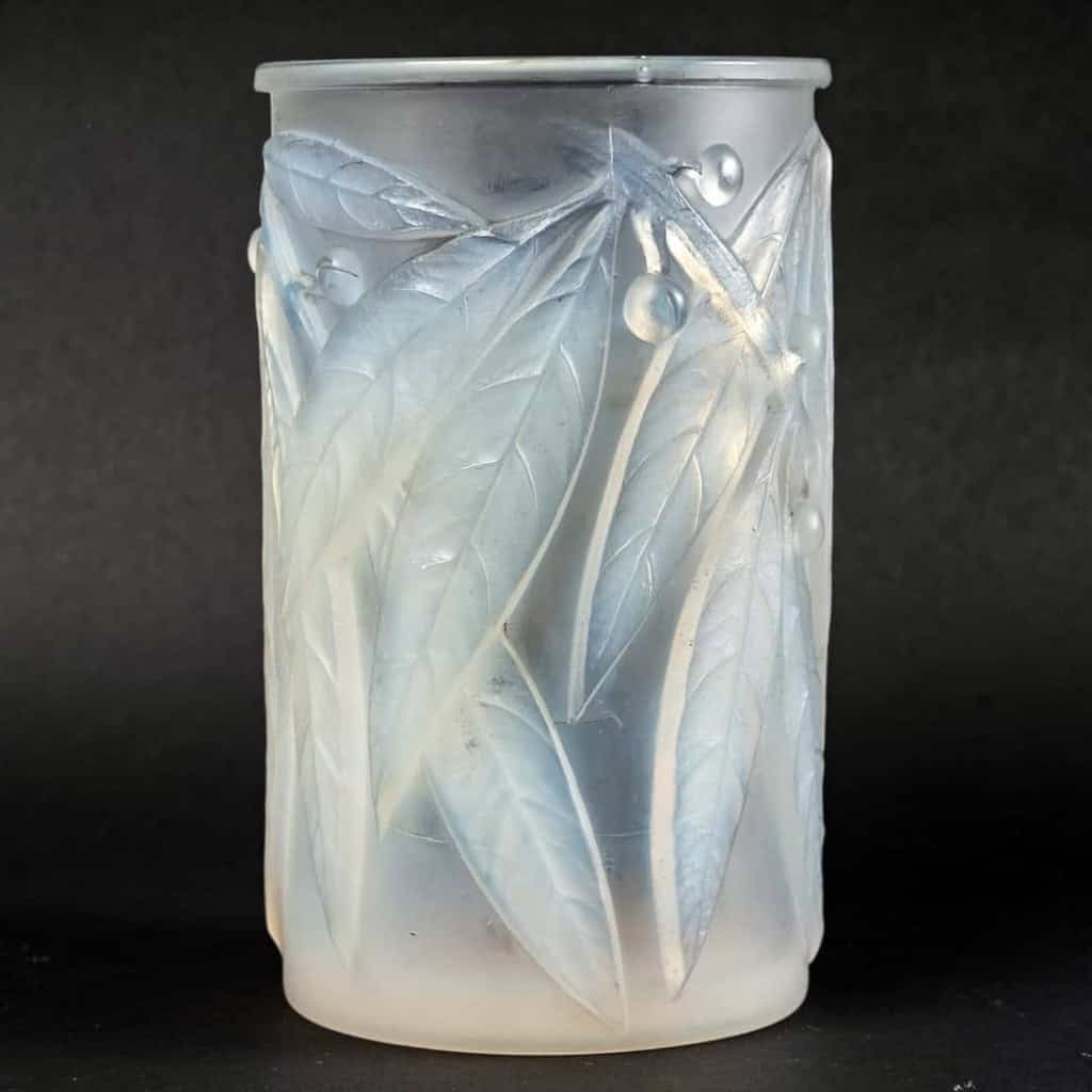 Vase « Laurier » verre opalescent de René LALIQUE | Biron Vase "Laurier" verre opalescent de René LALIQUE