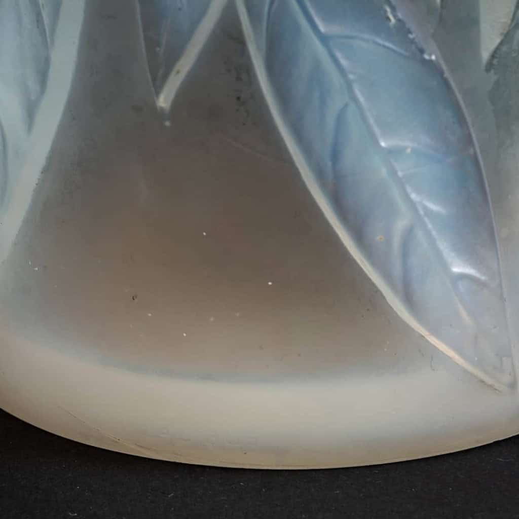 Vase « Laurier » verre opalescent de René LALIQUE | Biron Vase "Laurier" verre opalescent de René LALIQUE