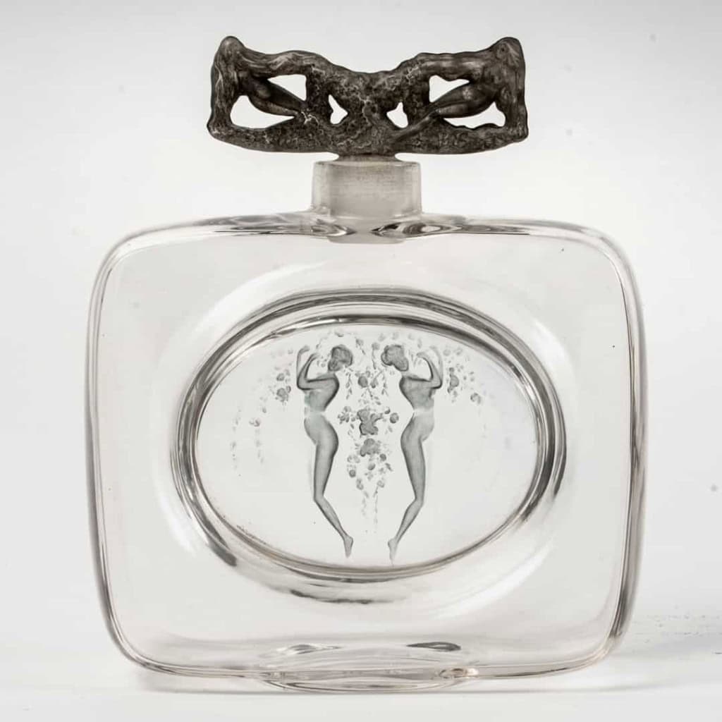 Flacon « Méplat Deux Figurines avec Bouchon Figurine » verre blanc patiné gris de René LALIQUE | Biron |||||||