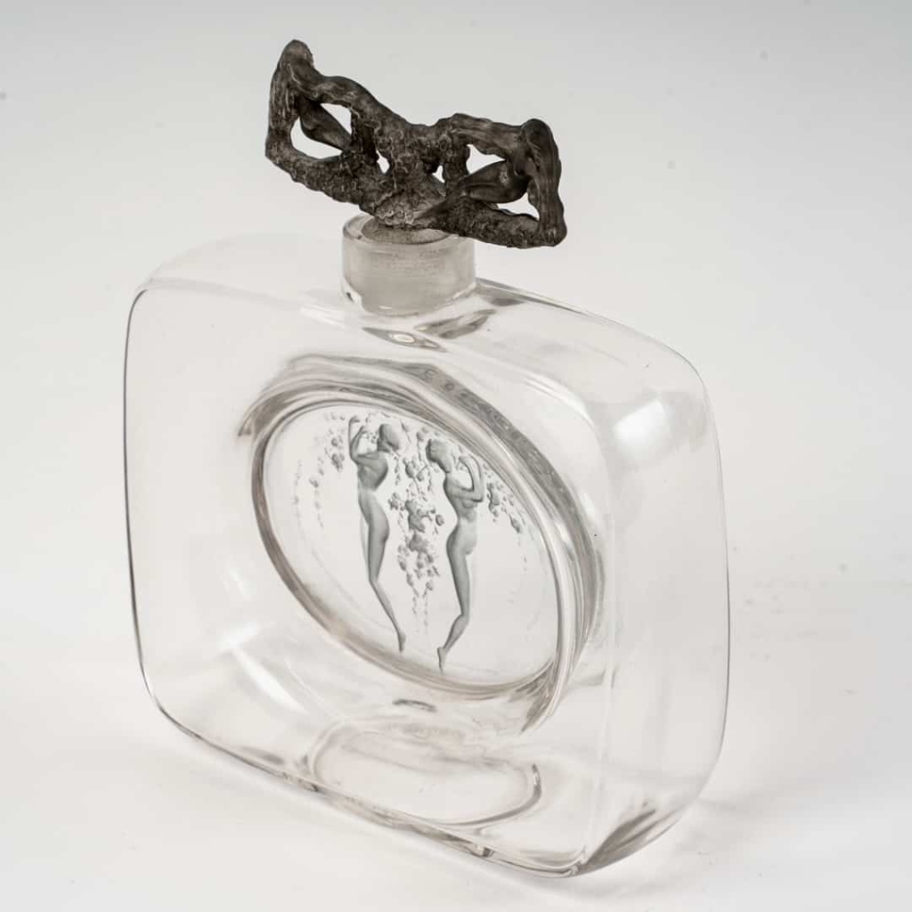 Flacon « Méplat Deux Figurines avec Bouchon Figurine » verre blanc patiné gris de René LALIQUE | Biron Flacon "Méplat Deux Figurines avec Bouchon Figurine" verre blanc patiné gris de René LALIQUE
