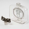 Flacon « Méplat Deux Figurines avec Bouchon Figurine » verre blanc patiné gris de René LALIQUE | Biron Flacon "Méplat Deux Figurines avec Bouchon Figurine" verre blanc patiné gris de René LALIQUE