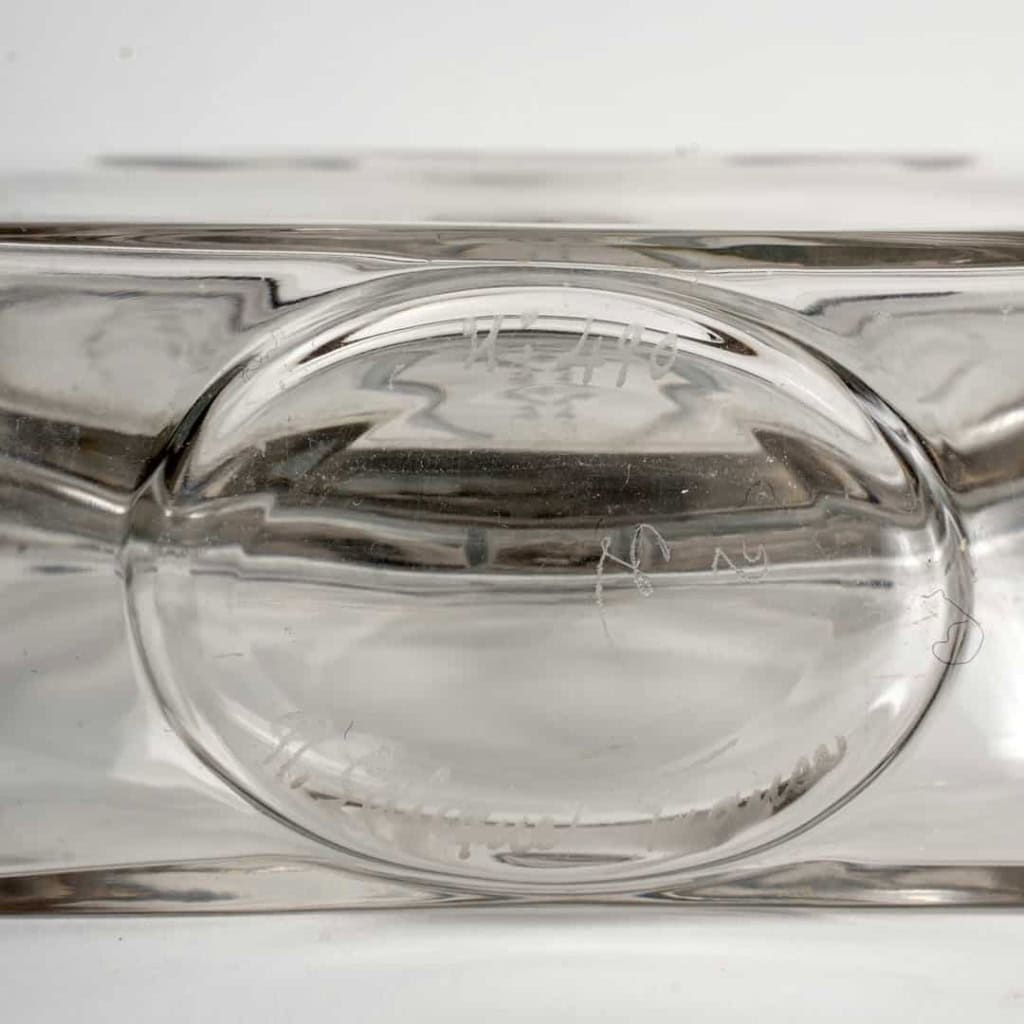 Flacon « Méplat Deux Figurines avec Bouchon Figurine » verre blanc patiné gris de René LALIQUE | Biron Flacon "Méplat Deux Figurines avec Bouchon Figurine" verre blanc patiné gris de René LALIQUE
