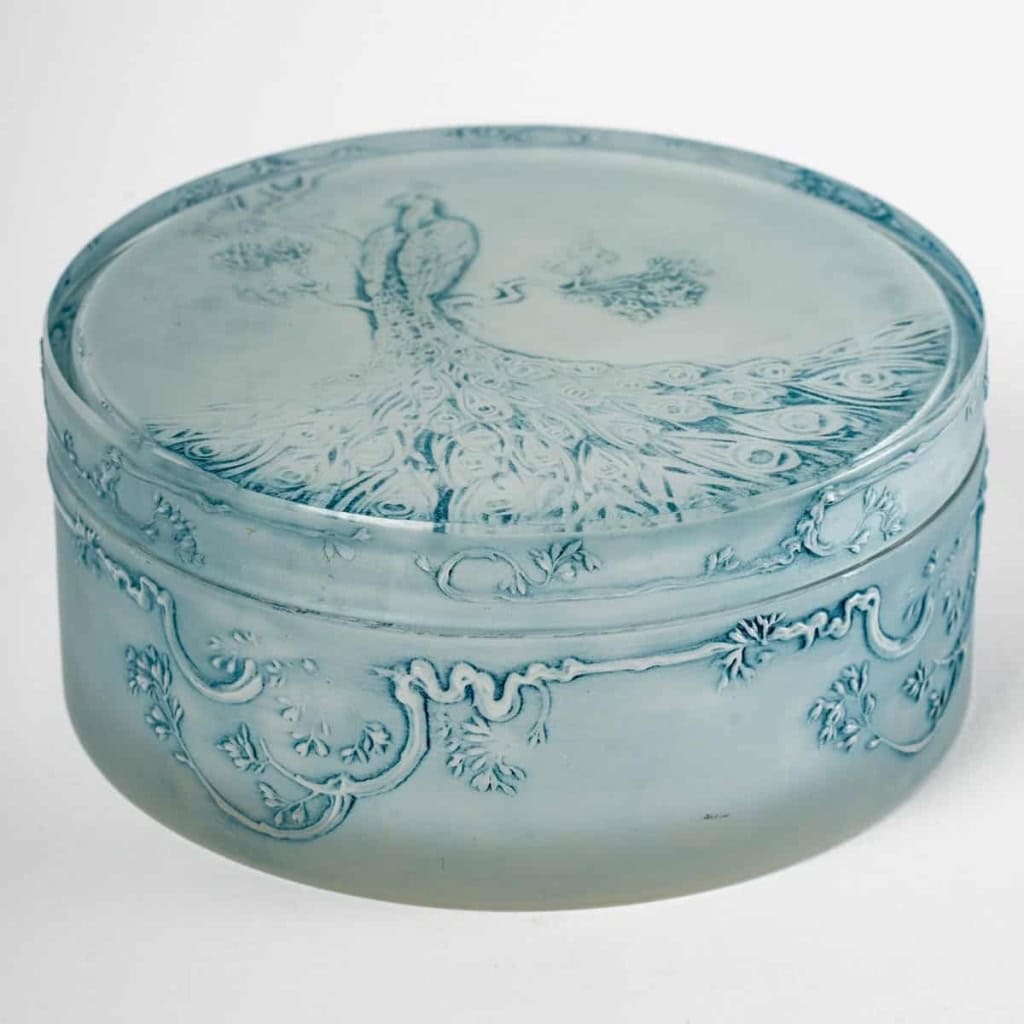 Boite « Paon » verre blanc patiné bleu de René LALIQUE | Biron Boite "Paon" verre blanc patiné bleu de René LALIQUE