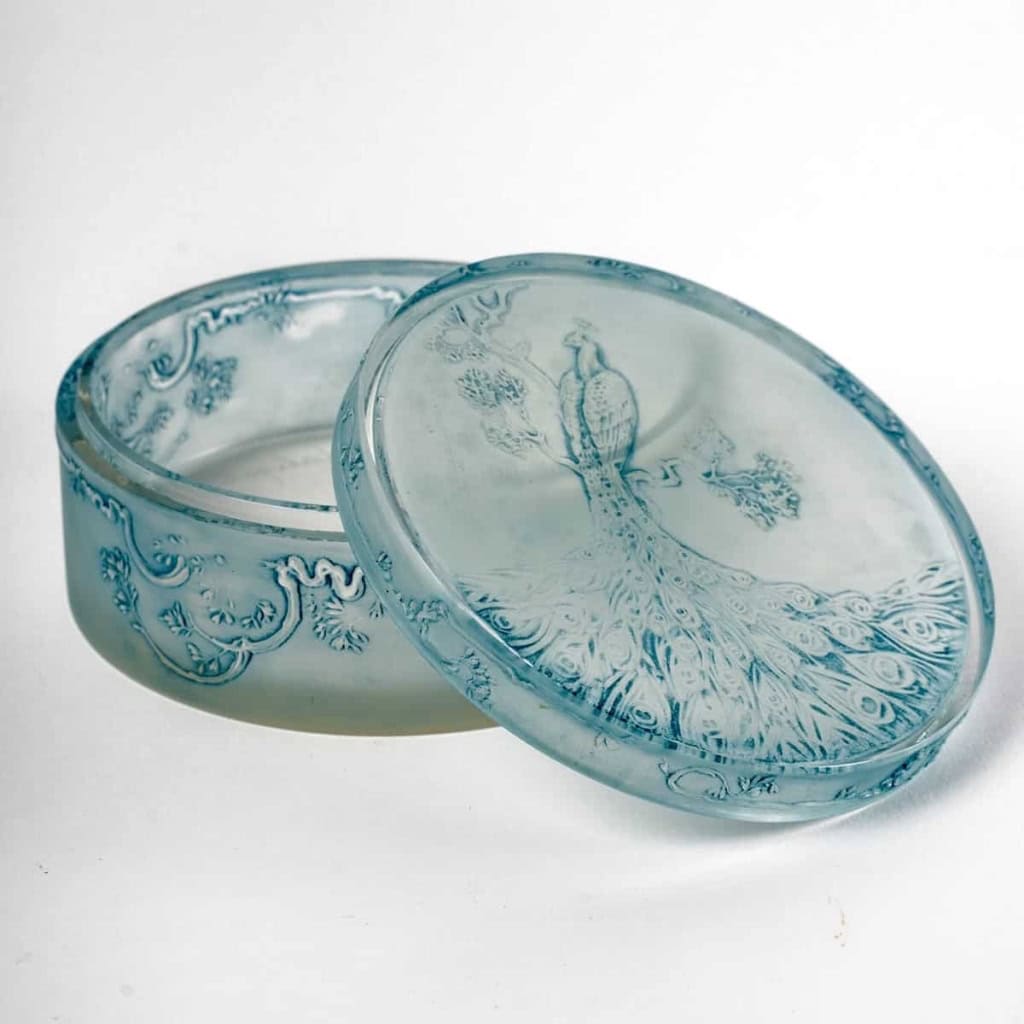 Boite « Paon » verre blanc patiné bleu de René LALIQUE | Biron Boite "Paon" verre blanc patiné bleu de René LALIQUE