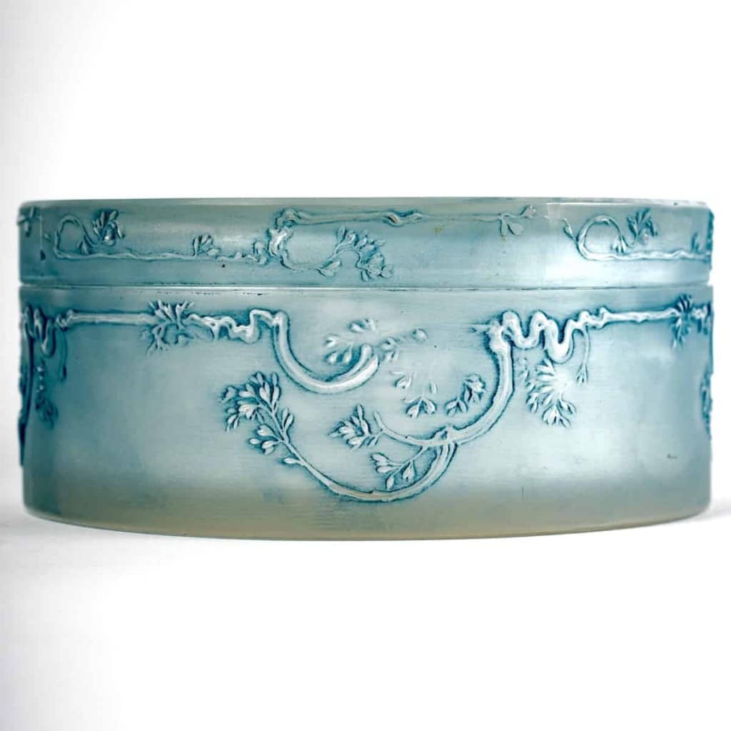 Boite « Paon » verre blanc patiné bleu de René LALIQUE | Biron Boite "Paon" verre blanc patiné bleu de René LALIQUE