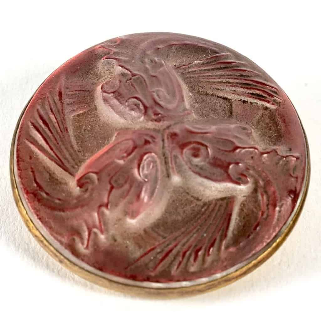 Broche « Poissons » verre blanc patiné gris sur clinquant rose de René LALIQUE | Biron Broche "Poissons" verre blanc patiné gris sur clinquant rose de René LALIQUE