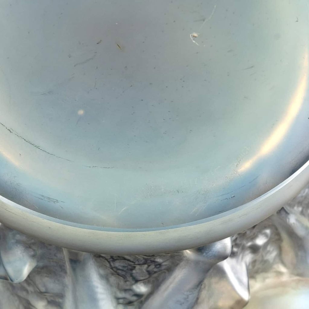 Vase « Bacchantes » verre opalescent patiné gris sur socle bronze d’origine de René LALIQUE | Biron Vase "Bacchantes" verre opalescent patiné gris sur socle bronze d'origine de René LALIQUE