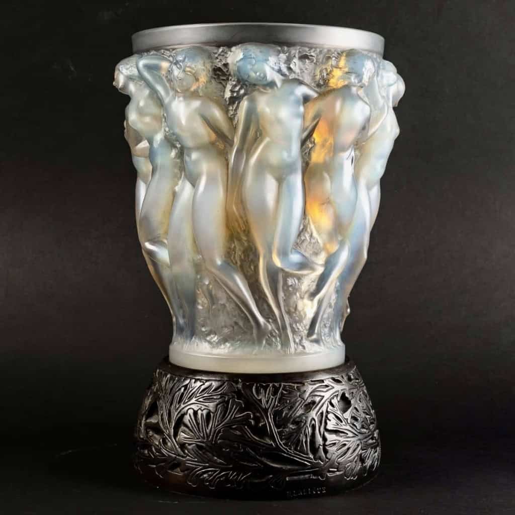 Vase « Bacchantes » verre opalescent patiné gris sur socle bronze d’origine de René LALIQUE | Biron Vase "Bacchantes" verre opalescent patiné gris sur socle bronze d'origine de René LALIQUE