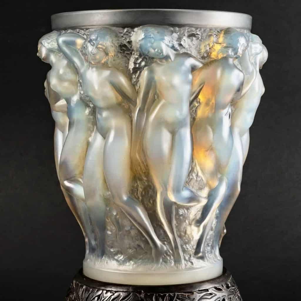 Vase « Bacchantes » verre opalescent patiné gris sur socle bronze d’origine de René LALIQUE | Biron Vase "Bacchantes" verre opalescent patiné gris sur socle bronze d'origine de René LALIQUE