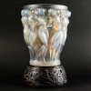 Vase « Bacchantes » verre opalescent patiné gris sur socle bronze d’origine de René LALIQUE | Biron Vase "Bacchantes" verre opalescent patiné gris sur socle bronze d'origine de René LALIQUE