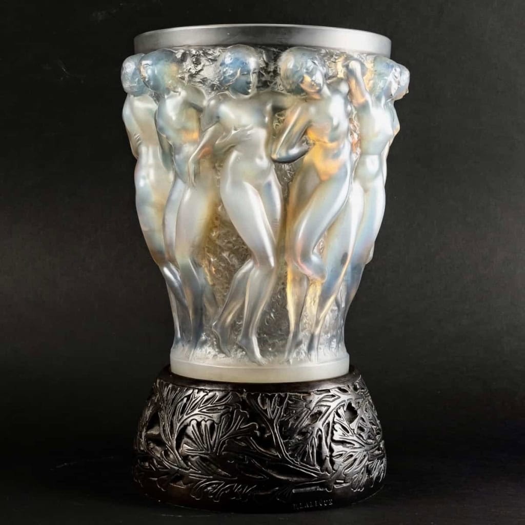 Vase « Bacchantes » verre opalescent patiné gris sur socle bronze d’origine de René LALIQUE | Biron Vase "Bacchantes" verre opalescent patiné gris sur socle bronze d'origine de René LALIQUE