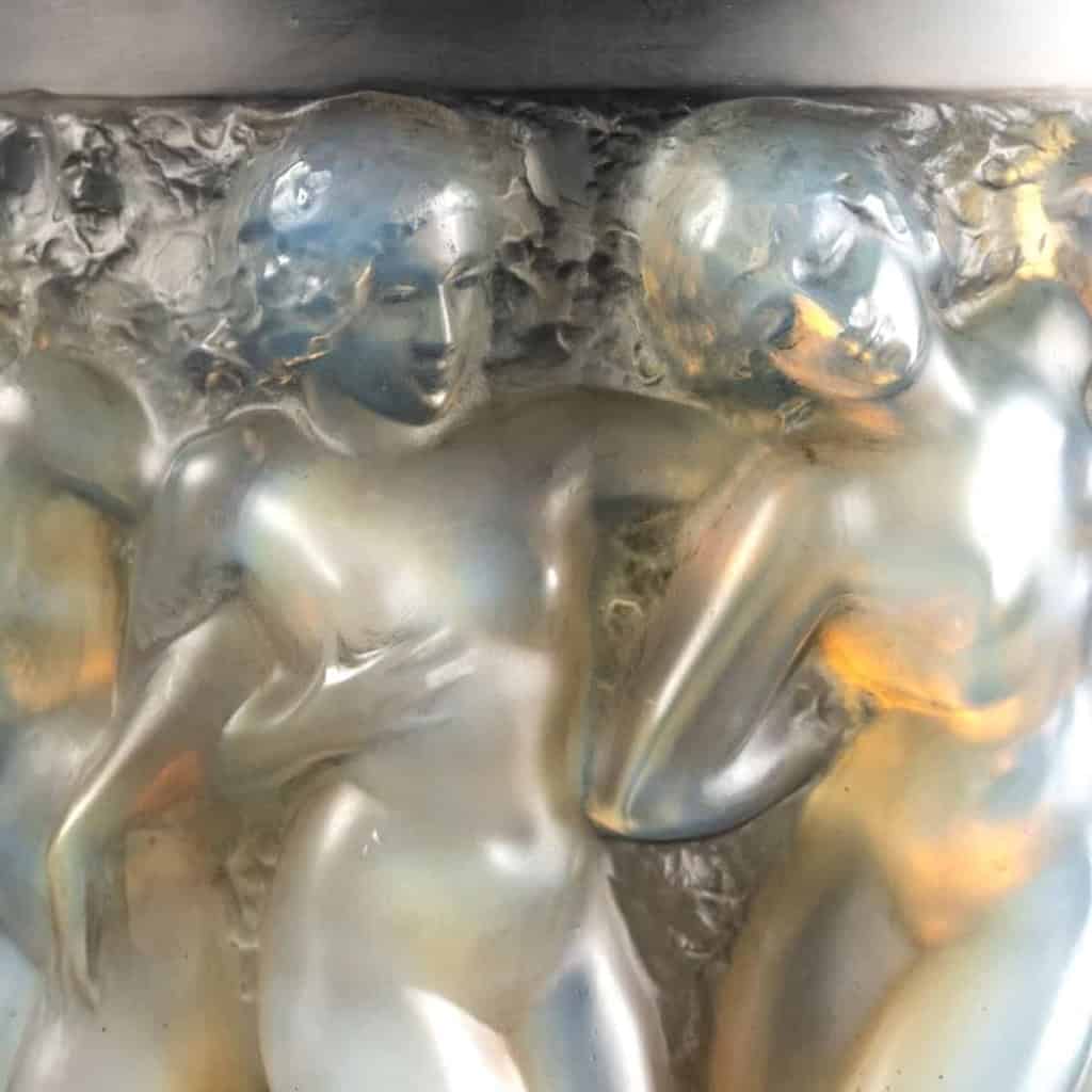 Vase « Bacchantes » verre opalescent patiné gris sur socle bronze d’origine de René LALIQUE | Biron Vase "Bacchantes" verre opalescent patiné gris sur socle bronze d'origine de René LALIQUE