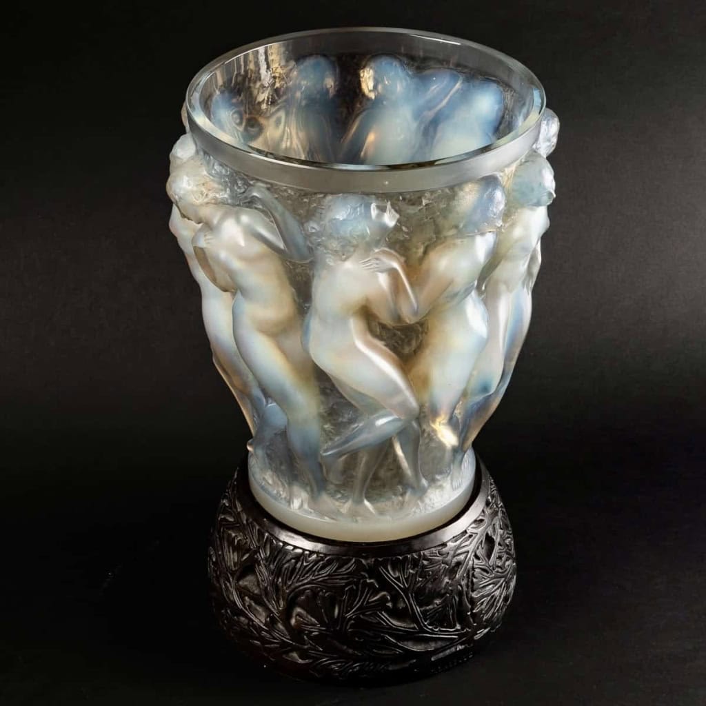 Vase « Bacchantes » verre opalescent patiné gris sur socle bronze d’origine de René LALIQUE | Biron Vase "Bacchantes" verre opalescent patiné gris sur socle bronze d'origine de René LALIQUE