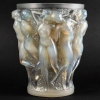 Vase « Bacchantes » verre opalescent patiné gris sur socle bronze d’origine de René LALIQUE | Biron Vase "Bacchantes" verre opalescent patiné gris sur socle bronze d'origine de René LALIQUE