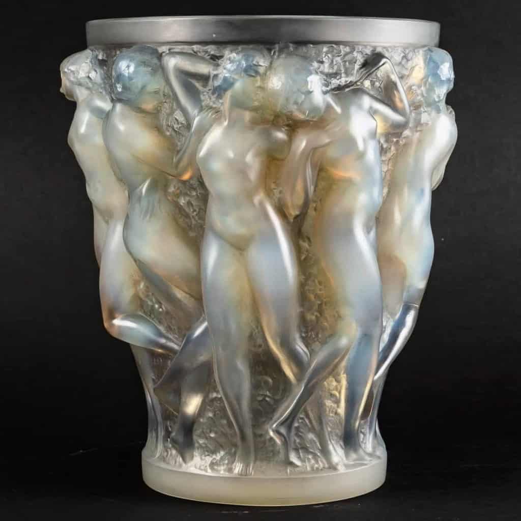 Vase « Bacchantes » verre opalescent patiné gris sur socle bronze d’origine de René LALIQUE | Biron Vase "Bacchantes" verre opalescent patiné gris sur socle bronze d'origine de René LALIQUE
