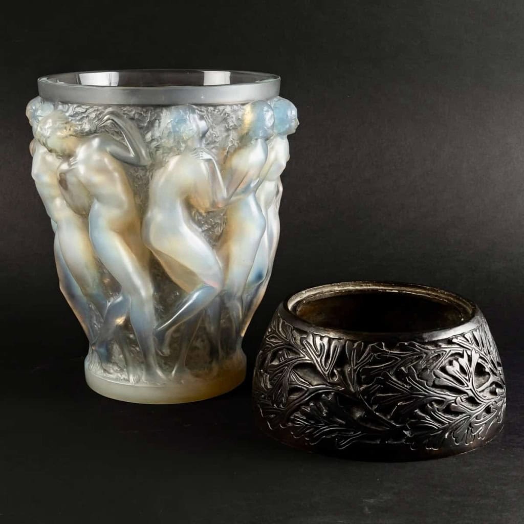 Vase « Bacchantes » verre opalescent patiné gris sur socle bronze d’origine de René LALIQUE | Biron Vase "Bacchantes" verre opalescent patiné gris sur socle bronze d'origine de René LALIQUE