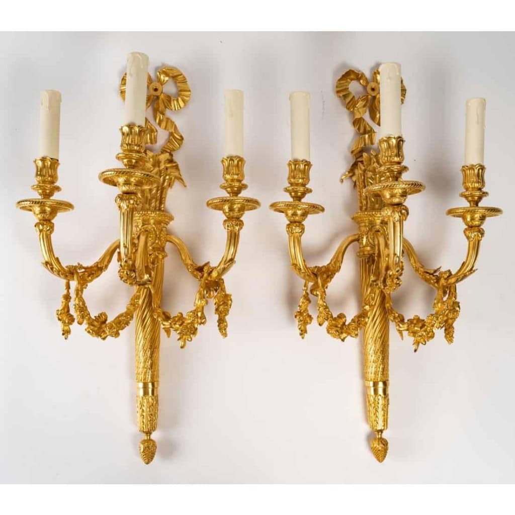Paire de grandes appliques de style Louis XVI. | Biron ||||||||