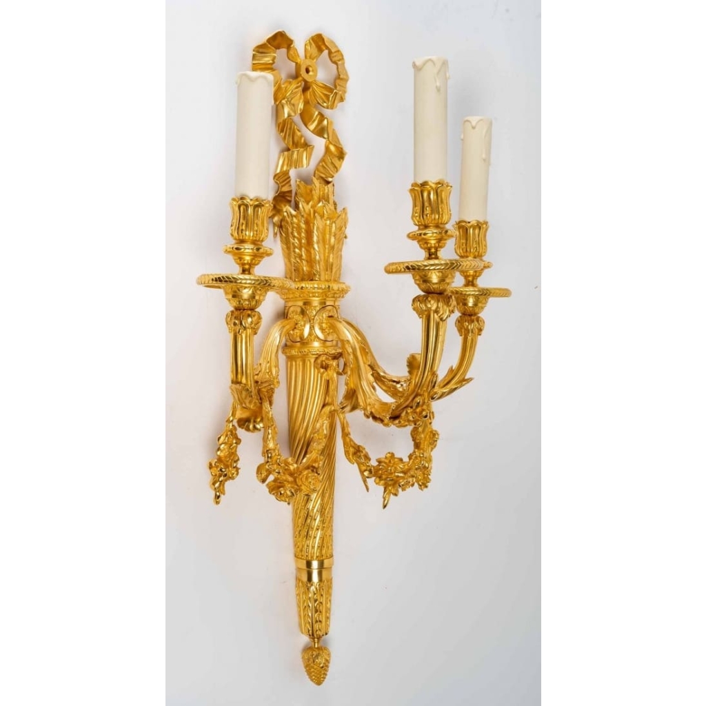 Paire de grandes appliques de style Louis XVI. | Biron Paire de grandes appliques de style Louis XVI.