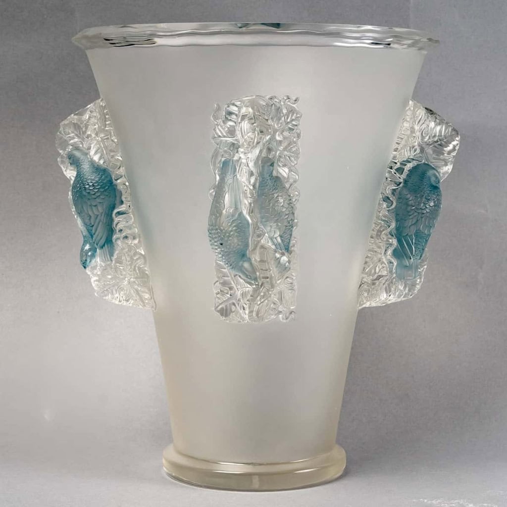 Vase « Saint Emilion » verre blanc patiné bleu de René LALIQUE | Biron |||||||