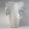 Vase « Saint Emilion » verre blanc patiné bleu de René LALIQUE | Biron Vase « Saint Emilion » verre blanc patiné bleu de René LALIQUE