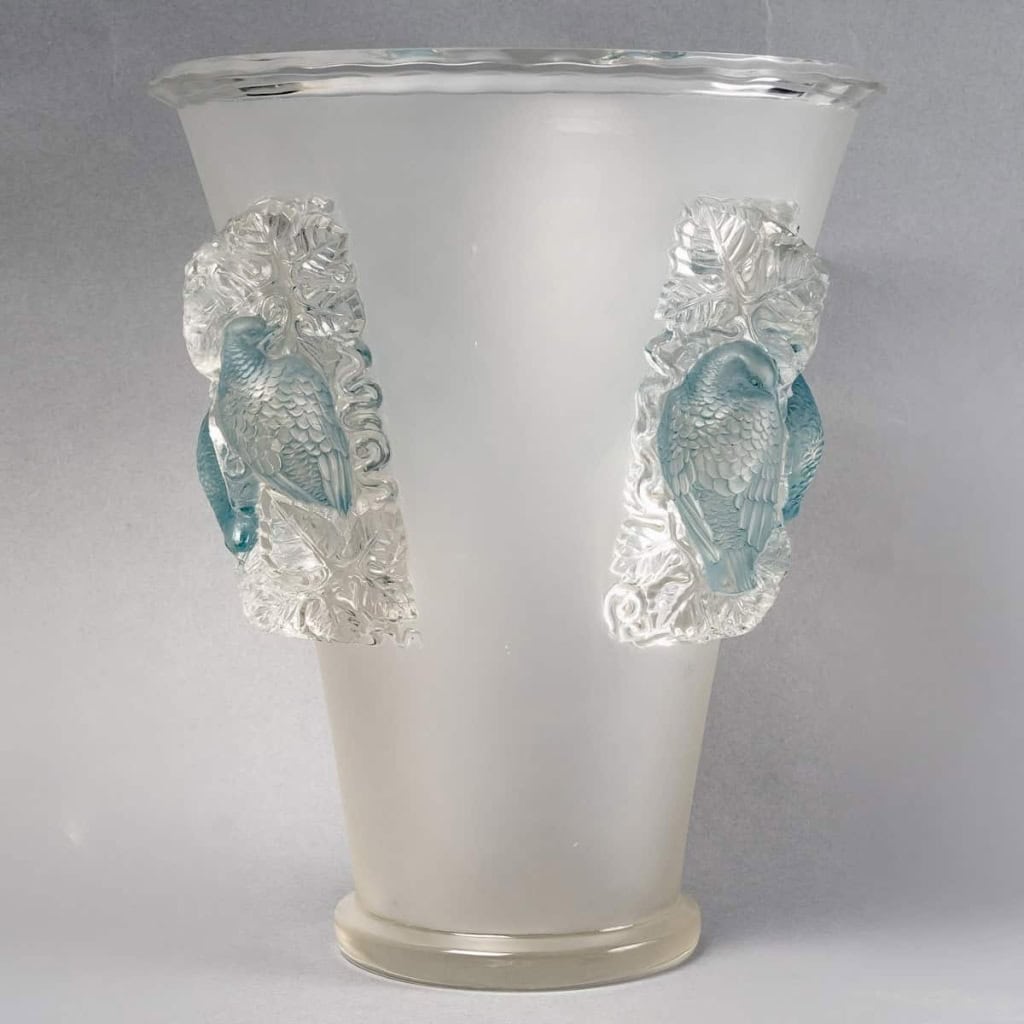 Vase « Saint Emilion » verre blanc patiné bleu de René LALIQUE | Biron Vase « Saint Emilion » verre blanc patiné bleu de René LALIQUE