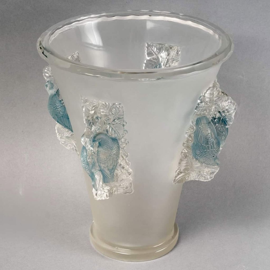 Vase « Saint Emilion » verre blanc patiné bleu de René LALIQUE | Biron Vase « Saint Emilion » verre blanc patiné bleu de René LALIQUE