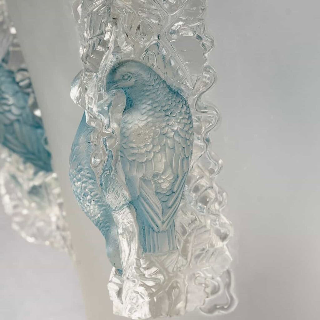 Vase « Saint Emilion » verre blanc patiné bleu de René LALIQUE | Biron Vase « Saint Emilion » verre blanc patiné bleu de René LALIQUE
