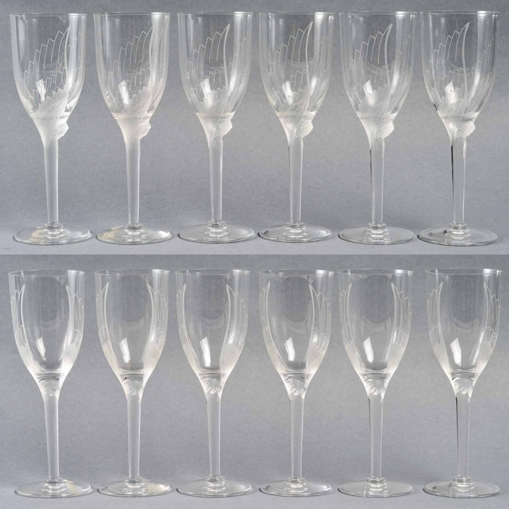 Suite de 12 Flûtes à Champagne « Ange de Reims » cristal blanc de LALIQUE FRANCE | Biron |||||||
