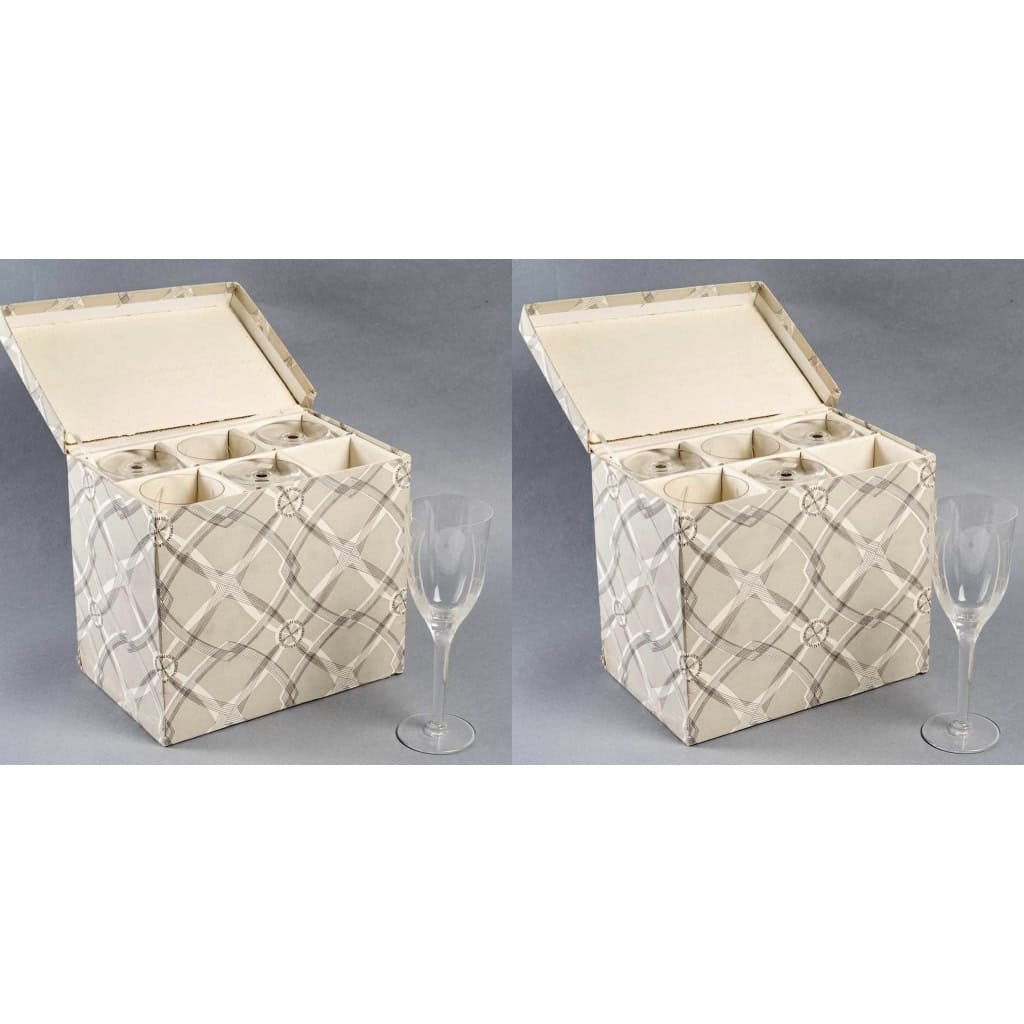 Suite de 12 Flûtes à Champagne « Ange de Reims » cristal blanc de LALIQUE FRANCE | Biron Suite de 12 Flûtes à Champagne "Ange de Reims" cristal blanc de LALIQUE FRANCE