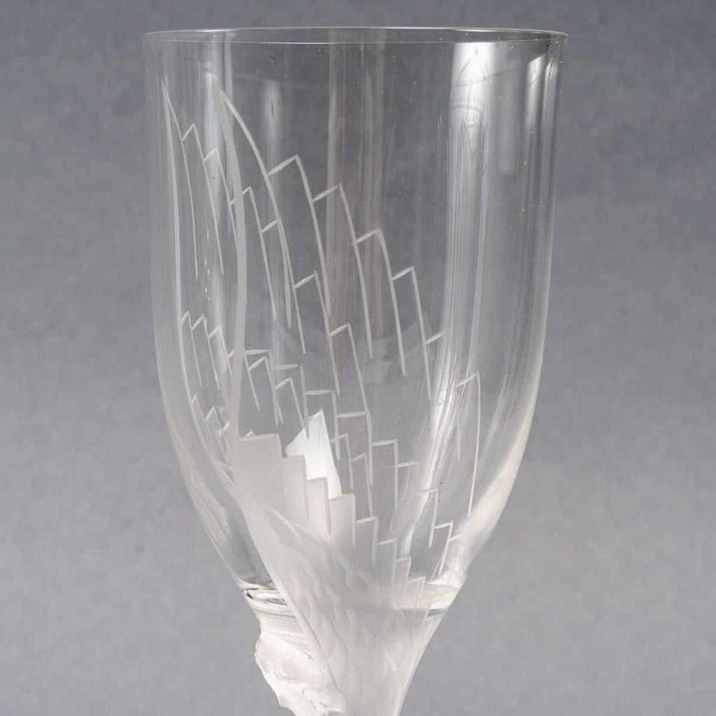 Suite de 12 Flûtes à Champagne « Ange de Reims » cristal blanc de LALIQUE FRANCE | Biron Suite de 12 Flûtes à Champagne "Ange de Reims" cristal blanc de LALIQUE FRANCE