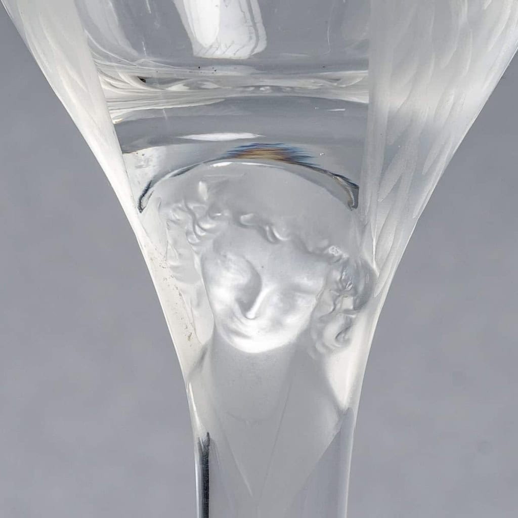 Suite de 12 Flûtes à Champagne « Ange de Reims » cristal blanc de LALIQUE FRANCE | Biron Suite de 12 Flûtes à Champagne "Ange de Reims" cristal blanc de LALIQUE FRANCE