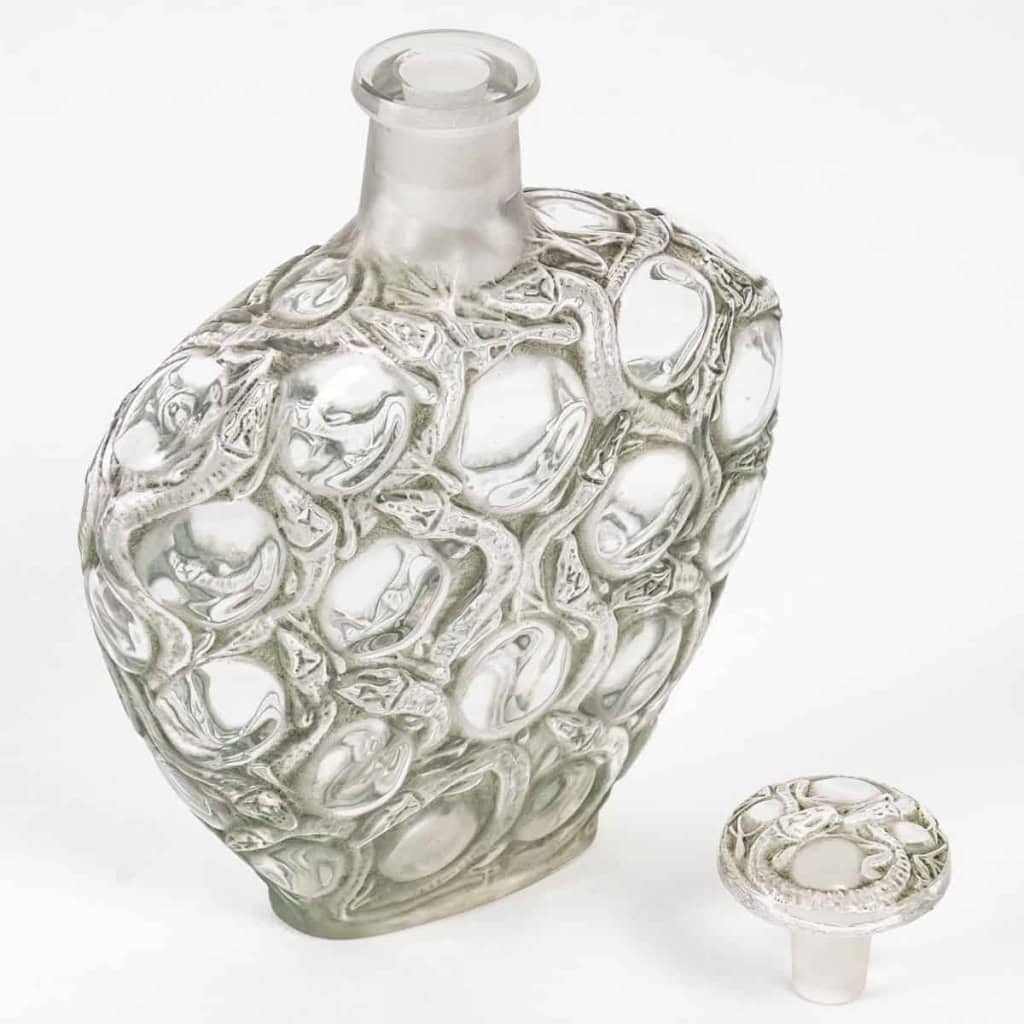 Flacon « Salamandres » verre blanc patiné gris de René LALIQUE | Biron Flacon "Salamandres" verre blanc patiné gris de René LALIQUE
