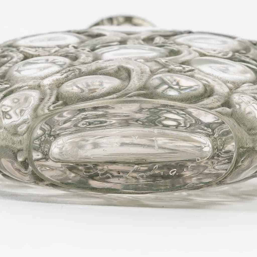 Flacon « Salamandres » verre blanc patiné gris de René LALIQUE | Biron Flacon "Salamandres" verre blanc patiné gris de René LALIQUE