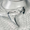 Vase « Serpent » verre blanc patiné bleu gris de René LALIQUE | Biron Vase "Serpent" verre blanc patiné bleu gris de René LALIQUE