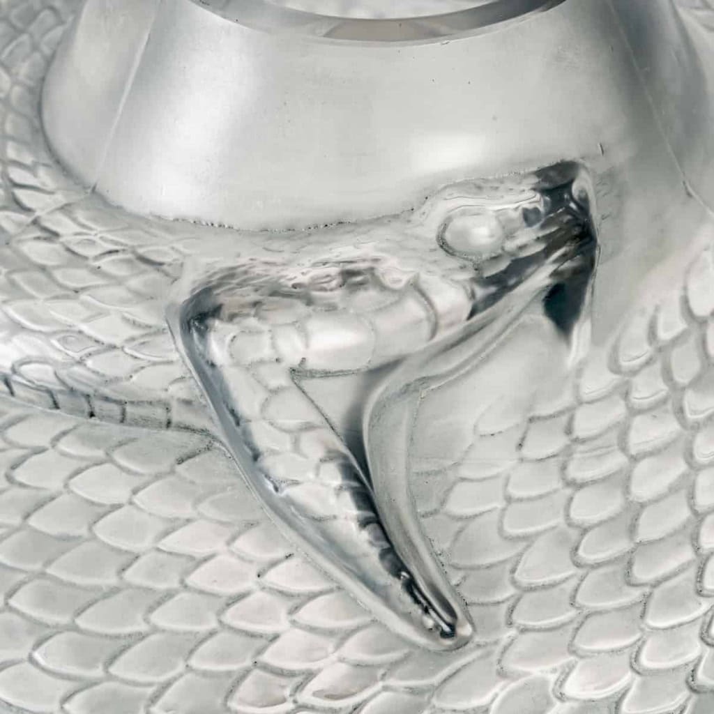 Vase « Serpent » verre blanc patiné bleu gris de René LALIQUE | Biron Vase "Serpent" verre blanc patiné bleu gris de René LALIQUE