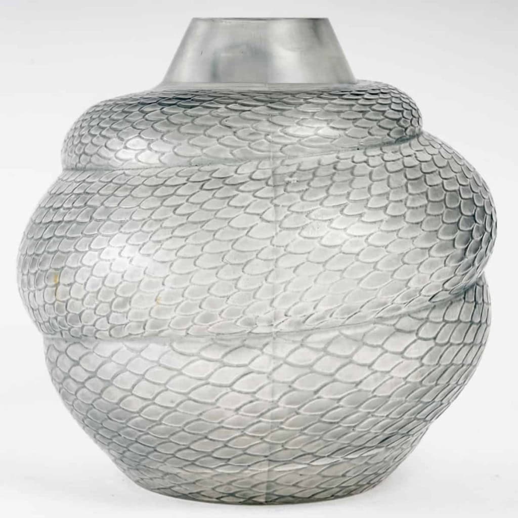 Vase « Serpent » verre blanc patiné bleu gris de René LALIQUE | Biron Vase "Serpent" verre blanc patiné bleu gris de René LALIQUE